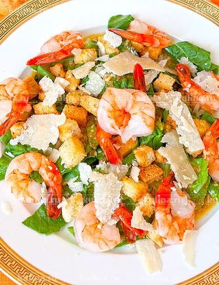 салат "цезарь" креветкой