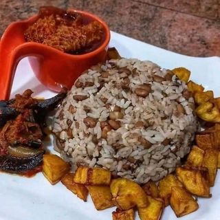 Whiterice mixed with beans, plantains and shaki