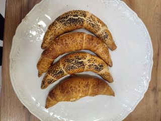 Кіфлик з абрикосовим варенням