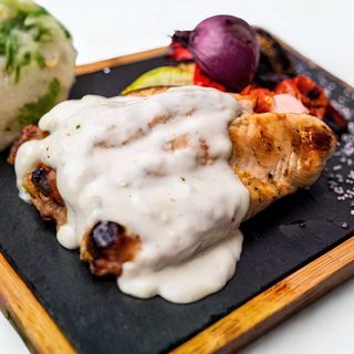 Piept de curcan crocant cu sos gorgonzola