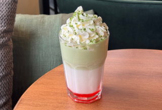 Матча піна з полуницею