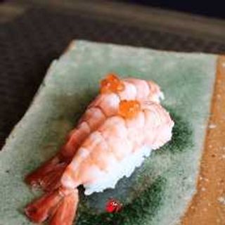Niguiri Tiger Prawn com Ikura