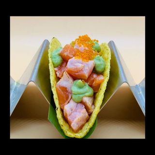 Guacamole Taco (Salmone Scottato, Salsa Guacamole, Tobiko)