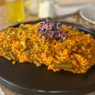 Arroz Con Verduras Y Salsa Romesco