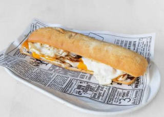 Bocadillo De Pechuga Con Queso