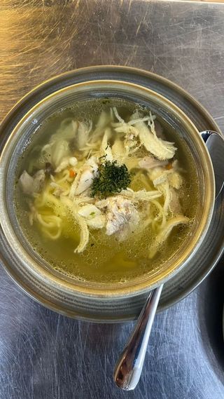 Консоме из цыпленка с домашней лапшой 