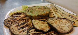 Hamburger Vegetariano al Piatto con Contorno