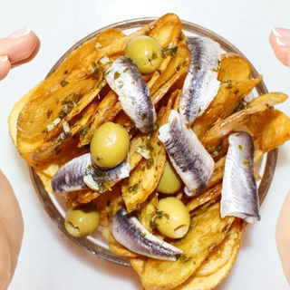 Bol De Papas Gruesas Con Mejillones En Escabeche