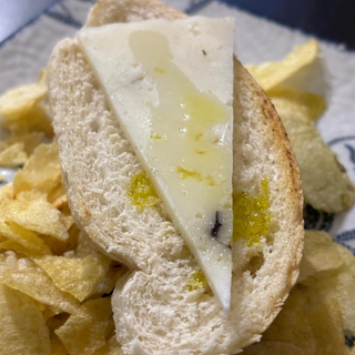 Queso curado de oveja con pasas y nueces