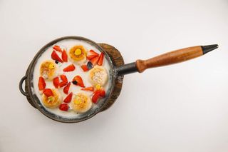 Сирники з ягодами у вершках (200/200г)