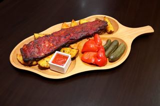 Coasta de porc cu cartofi buffalo si muraturi