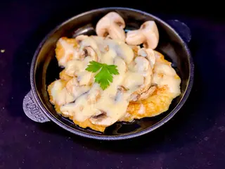Куряча відбивна з грибами та сиром (140г)