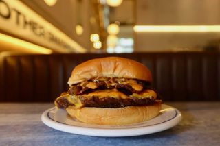 JUICY LUCY® Cheeseburger (180gr.).