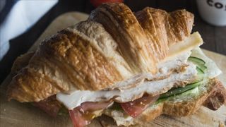 Круассан с курицей и сыром