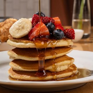 Панкейки с ягодами и кленовым сиропом 