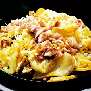 Patatas con quesos y bacon