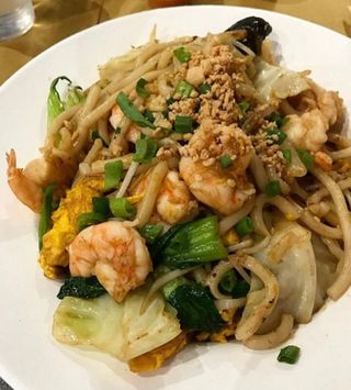 Udon saltati con gamberi e verdure