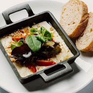 Zapečeni njeguški sir saorašastim plodovima