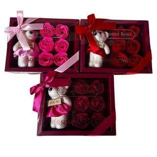 Cutie Teddy cu trandafiri