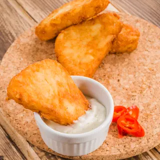 Caşcaval pane, cartofi pai, sos de usturoi