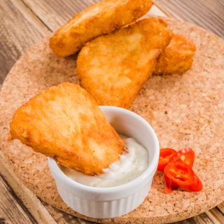 Caşcaval pane, cartofi pai, sos de usturoi