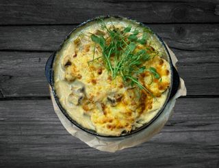 Язик запечений з грибним соусом і картоплею