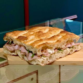 Focaccia di Mortadella con Pesto