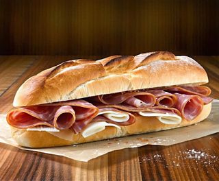Panino con bombette di carne, speck e scamorza affumicata