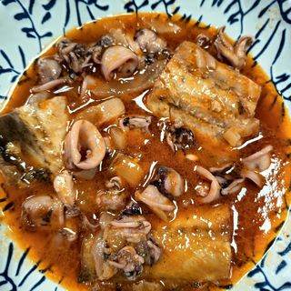 Merluza y calamares  en salsa y patatas fritas 