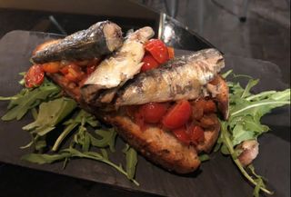 Bruschetta de Sardinhas e Tomate Cherry