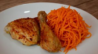 გრილზე შემწვარი ქათმის ბარკალი კორეულ სტაფილოსთან ერთად