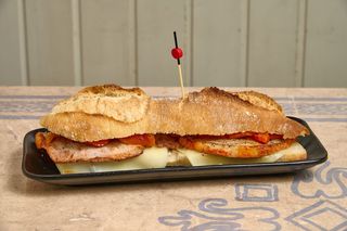 Bocata De Lomo Con Queso Y Pimientos