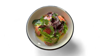 პომიდორის სალათი გურული აჯიკის სოუსით