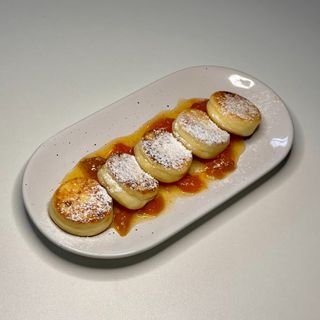 Сирники на абрикосовому простирадлі