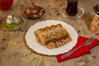 Baklava Emre saraylİe cu nuca 
