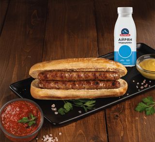 Сандвич с карначе и сос + салата по избор + Айрян