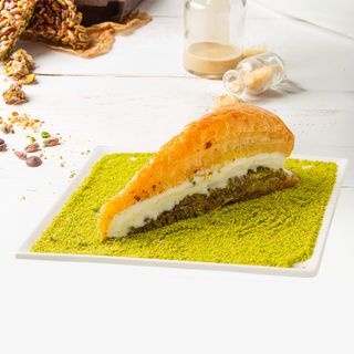 Havuc Dilim baklava sa pistacijama i sa sladoledom