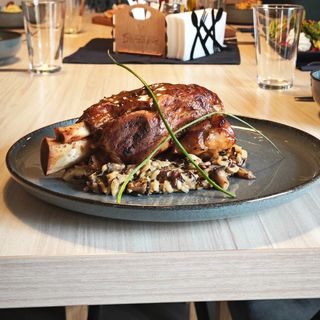 Бавно печен свински джолан върху ризото с манатарки и маскарпоне  500г