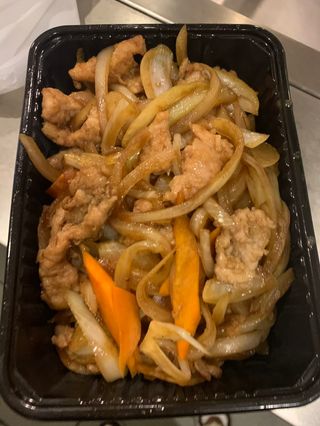 63B. Свинско с лук (750г)