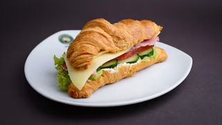 კრუასანის სენდვიჩი ლორით და ყველით