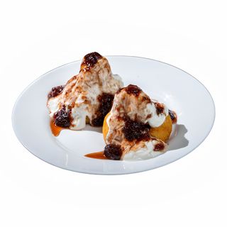 Papanasi fierti cu smantana si dulceata de casa