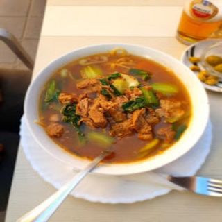 sopa de fideos chinos con ternera