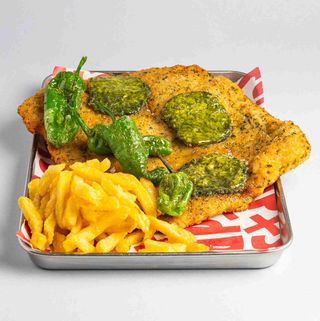 Milanesa de cerdo con patatas fritas y mantequilla de hierbas