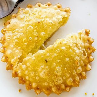 Baba' con crema chantilly e frutti di bosco