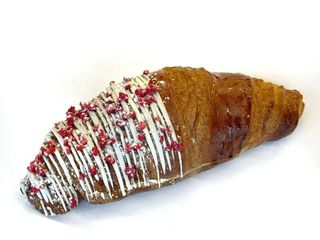 Круасан з вишнею і заварним кремом (140g)