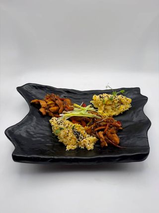 Pui chinezesc cu legume si alune 350g