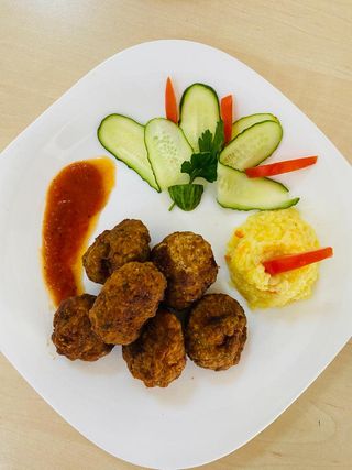 Chiftele cu garnitura si salata varza