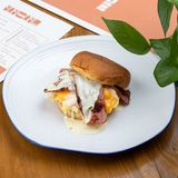 ტოსტი სქრამბლით და ბეკონით