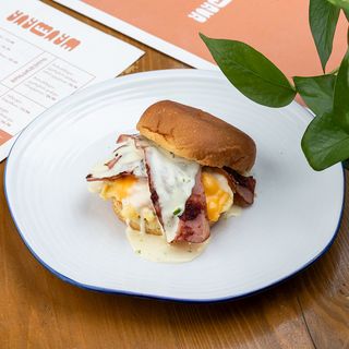 ტოსტი სქრამბლით და ბეკონით