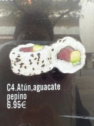 California De Atún Con Aguacate Y Pepino (8 Pzs.)